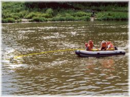 Preparation for action at a river weir. By using Fireman 8,5m with the rake for pulling 2A it was possible to manipulate the floating objects in the area of weir while maintaing a safe distance of the boat from whirling water.